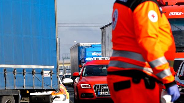 Schwerer Auffahrunfall am Stauende mit drei beteiligten Lastwagen