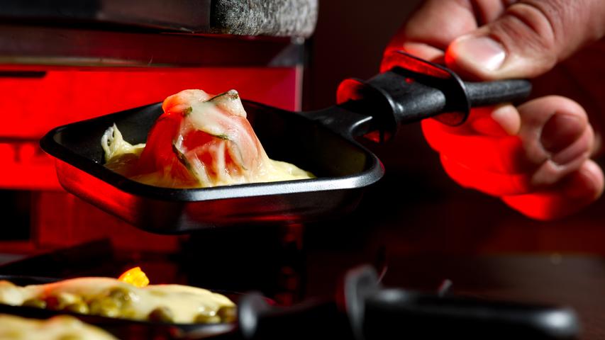 Der Raclette-Grill wird bei 17 Prozent der Deutschen an Heiligabend aus dem Keller geholt.