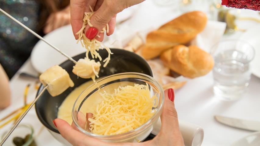 Auf Platz fünf landet das schweizerische Käsegericht. Zwölf Prozent der Befragten gaben an, an Heiligabend mit der Familie Fondue zu essen.