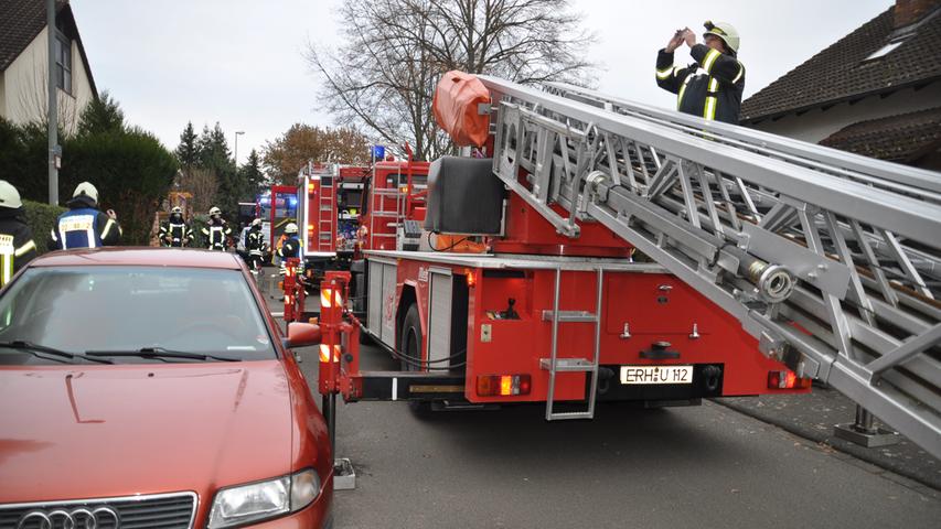 Mit der Drehleiter waren die Einsatzkräfte vor Ort.