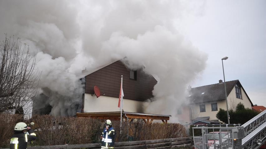 Rauch über Höchstadt: Wohnhaus brennt