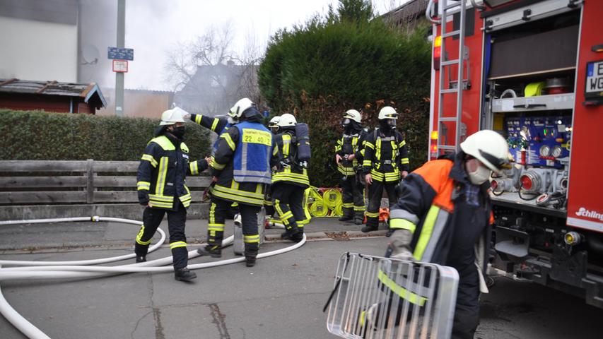 Rauch über Höchstadt: Wohnhaus brennt