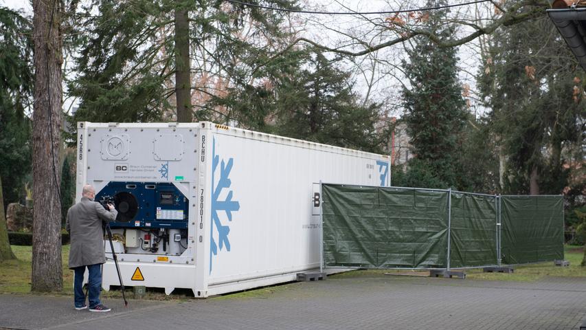 Die hessische Stadt Hanau ist angesichts einer steigenden Zahl an Toten im Zusammenhang mit dem Coronavirus beim Umgang mit den Verstorbenen unter Druck. Auch ein Kühlcontainer ist dabei nun im Einsatz.