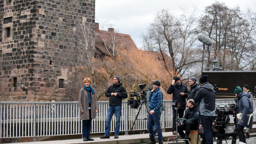 Ulrike Kriener (links) bei den Dreharbeiten zu der ZDF-Krimi-Serie "Kommissarin Lucas" in der Nürnberger Innenstadt. Die erste Folge wurde im Februar und März 2020 gedreht.