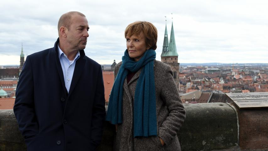Blick über Nürnberg von der Burg aus: Magnus Guttmann (Heino Ferch) heißt Ellen Lucas (Ulrike Kriener) in Nürnberg willkommen. Viele Szenen des Krimis spielen in der Innenstadt.