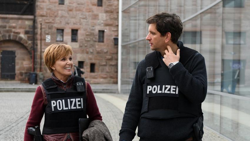  Ellen Lucas (Ulrike Kriener) und Werner Fitz (Sebastian Schwarz) auf dem Klarissenplatz vor dem Neuen Museum Nürnberg, das in der Serie als Polizeipräsidium dient. 