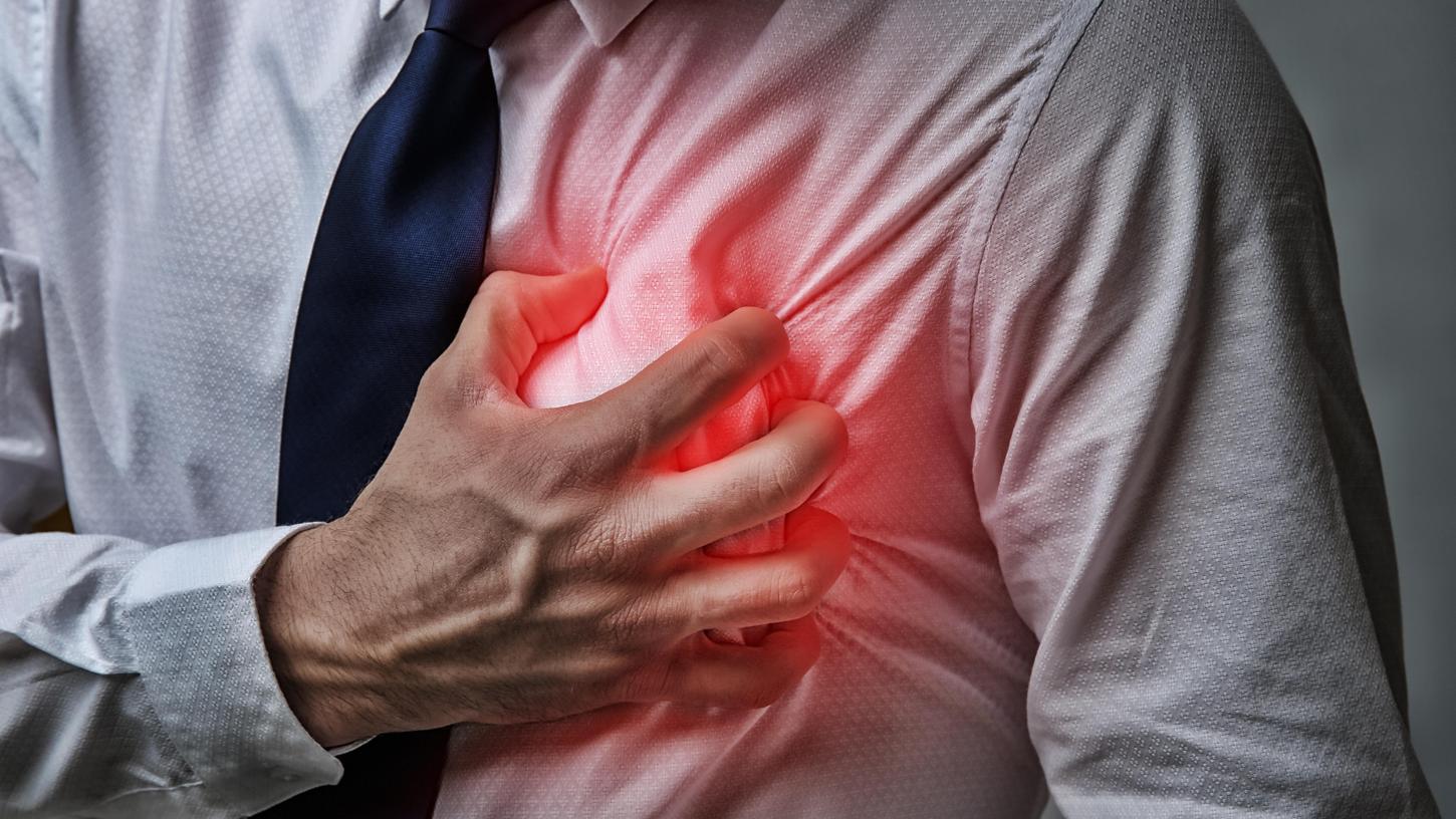 Brustschmerzen, Unwohlsein, vielleicht auch Luftnot und Übelkeit - das sind typische Symptome eines Herzinfarkts. Im Zweifel sollten Betroffene sofort den Notruf 112 wählen.