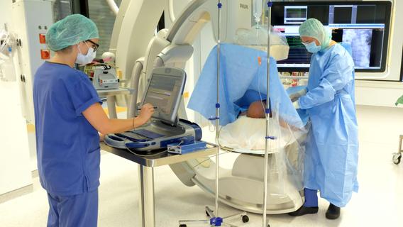 Blick in ein Herzkatheterlabor im Krankenhaus Martha-Maria Nürnberg. Unter Röntgenkontrolle werden dabei mit einem feinen Schlauch die Herzkranzgefäße untersucht und wieder durchlässig gemacht.