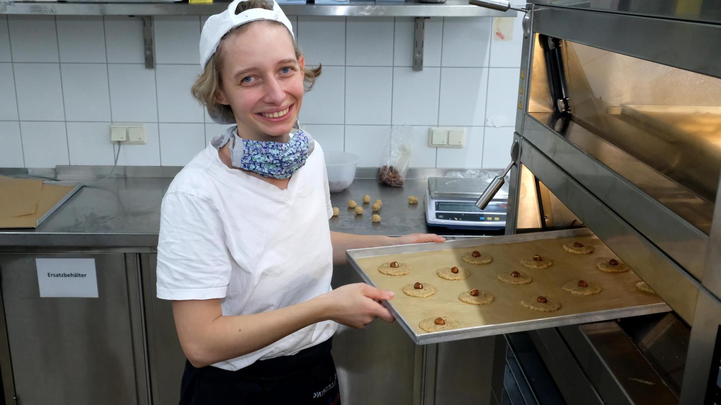 Fürs Foto mal die Maske runter, damit man ihr Lachen sieht: Hannah Feneberg baut in der Gastro-Firma der Lebenshilfe die Konditorei auf.