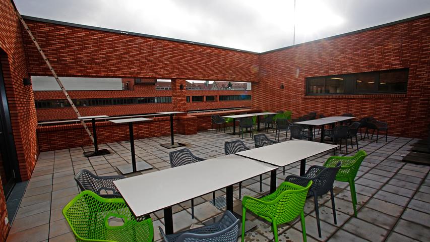Auf dem Dach des neuen Gebäudes finden sich Zugänge ins Freie: Die Dachterrassen bieten Platz für Pausen unter dem offenen Himmel.

