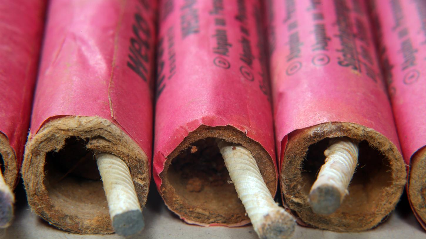 Das Landratsamt Weißenburg-Gunzenhausen und auch alle anderen Kreisverwaltungsbehörden in Mittelfranken verbieten das Mitführen und Abbrennen von pyrotechnischen Gegenständen an Silvester und Neujahr 2020/21. Das Verbot bezieht ausdrücklich auch private Flächen wie den eigenen Garten oder Balkone mit ein.
Das Landratsamt Weißenburg-Gunzenhausen und auch alle anderen Kreisverwaltungsbehörden in Mittelfranken verbieten das Mitführen und Abbrennen von pyrotechnischen Gegenständen an Silvester und Neujahr 2020/21. Das Verbot bezieht ausdrücklich auch private Flächen wie den eigenen Garten oder Balkone mit ein.
