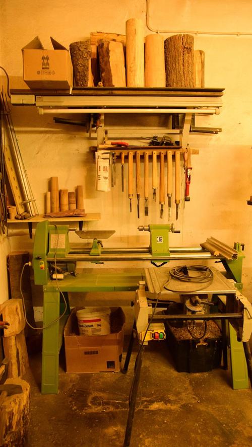 An dieser Werkbank in einer Ecke des Raums ist Albert Lechner auch heute noch sehr aktiv: Hier übt er sich in Drechslerarbeiten und produziert unter anderem Weihnachtsdekoration aus Holz.