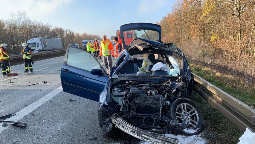 Auto kollidiert auf A6 bei Ansbach mit Lkw: Fahrer muss aus Wagen befreit werden