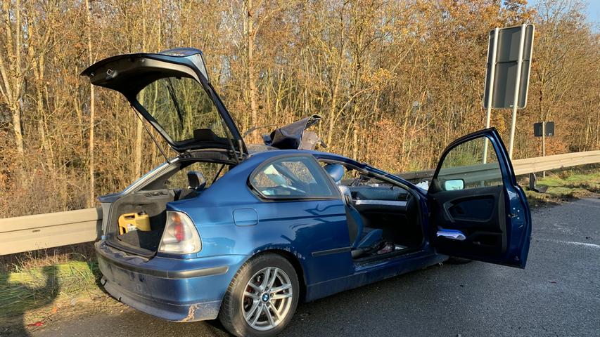 Auto kollidiert auf A6 bei Ansbach mit Lkw: Fahrer muss aus Wagen befreit werden