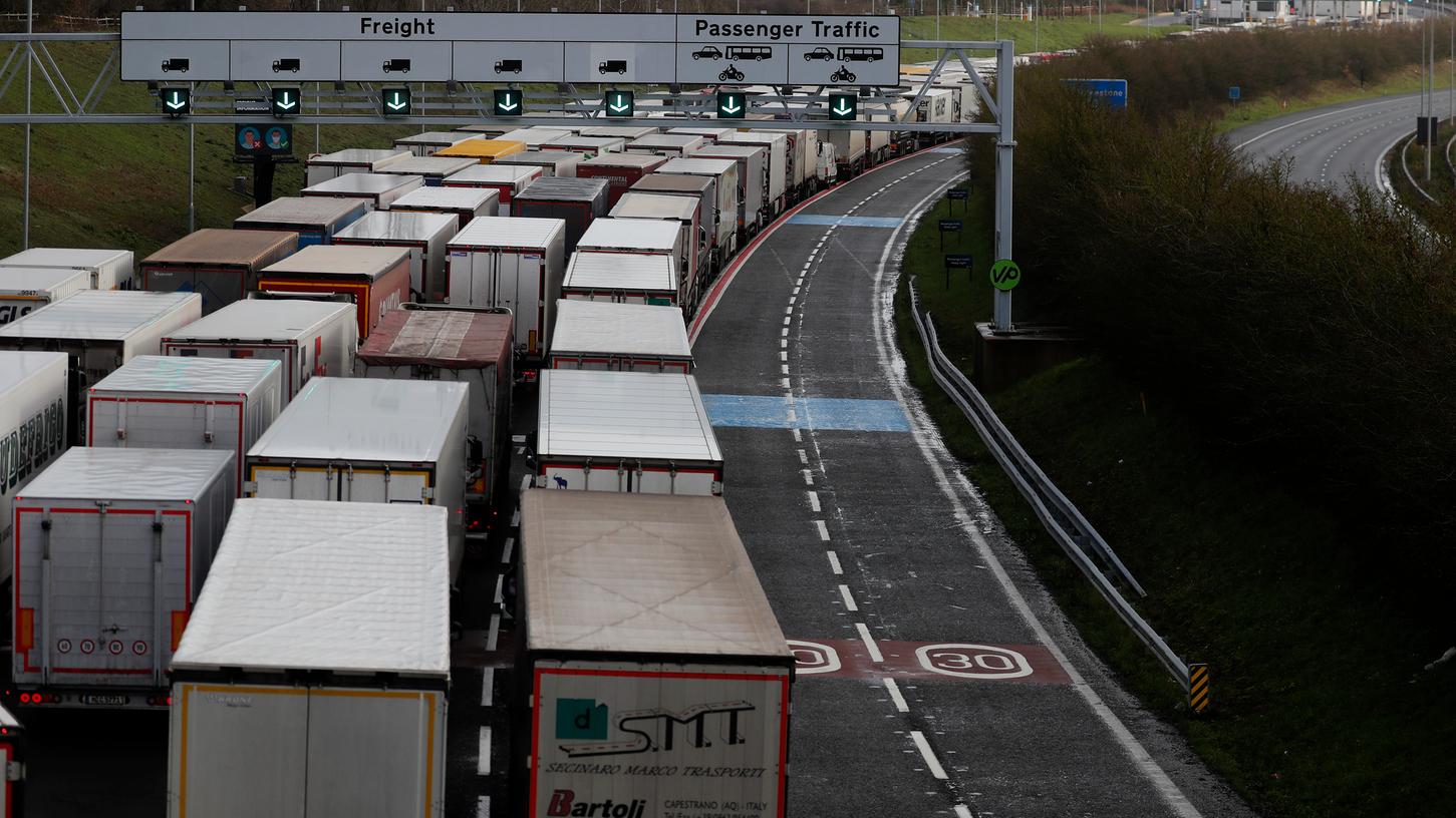 Auf Twitter kursierten Ende der Woche Videoaufnahmen von langen Lkw-Staus an der Zufahrt zum Eurotunnel im englischen Folkestone