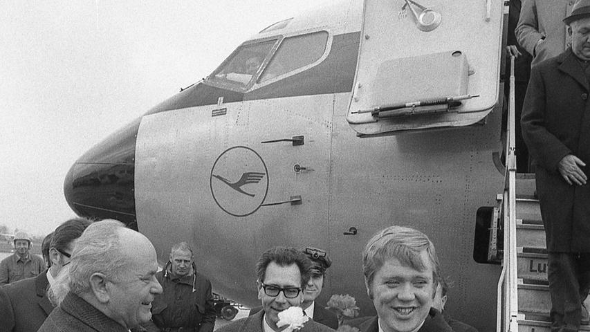 Werner Lorenz (rechts) war im Jahr 1970 der 500.000. Fluggast und wurde von Bürgermeister Franz Haas (links) begrüßt. Auch Flughafendirektor Helmut Müller-Gutermann (Mitte) war zur Begrüßung dabei. Hier geht es zum Kalenderblatt vom 22. Dezember 1970: Großer Bahnhof am Flughafen.