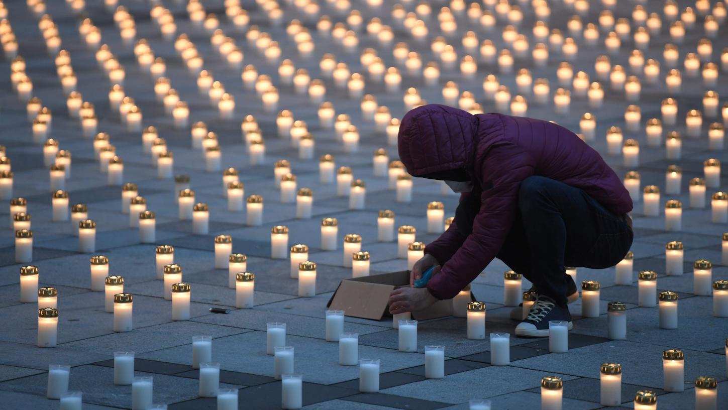 Auf immer mehr öffentlichen Plätzen werden Kerzen für die Verstorbenen der Corona-Pandemie angezündet - so wie hier am Stephansplatz in Wien.