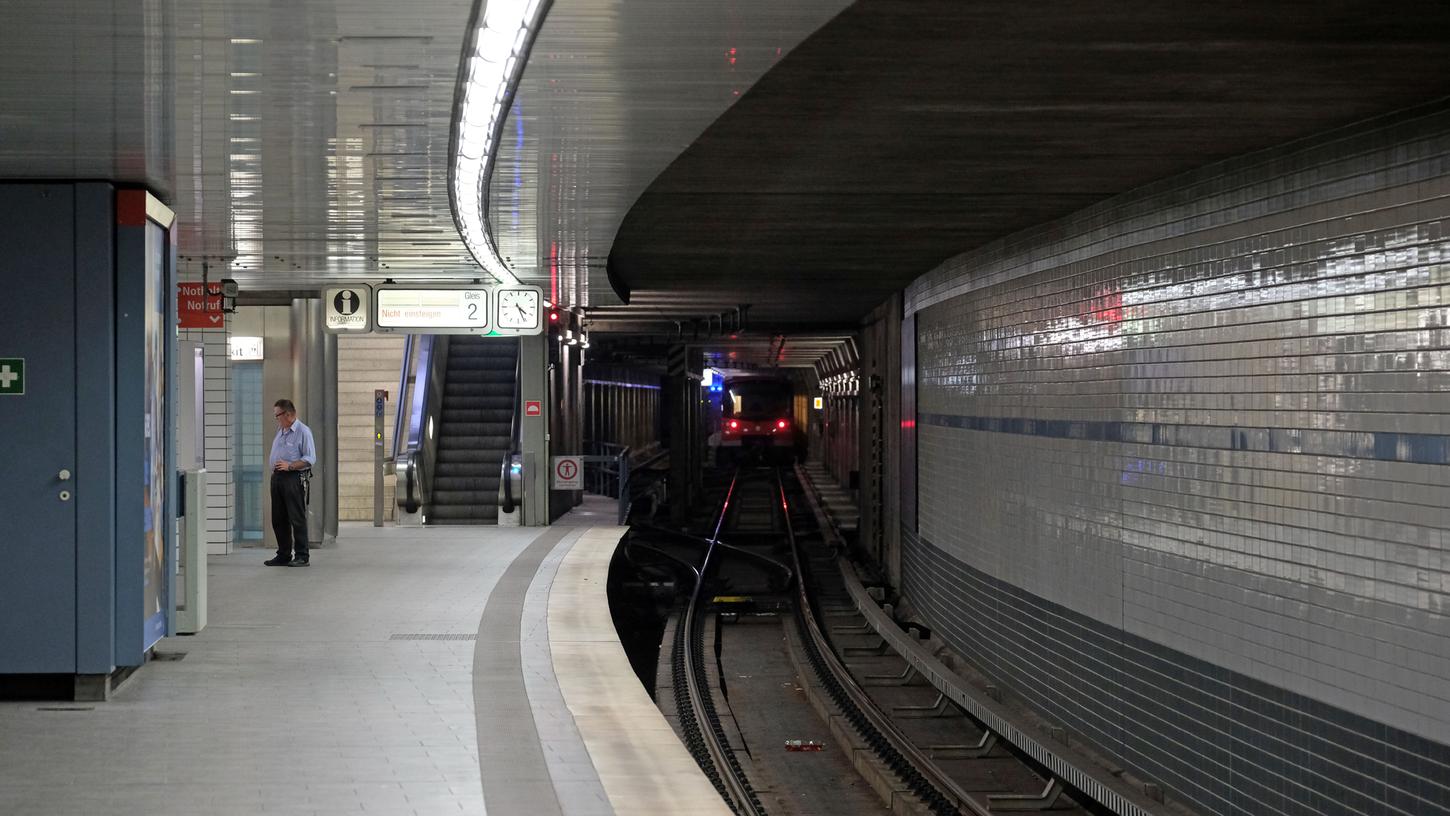 In Nürnberg sind die Bahnsteigkanten in der U-Bahn nicht durch Schutzwände mit Schiebetüren gesichert. Jeder Sturz aufs Gleis ist gefährlich - auch wenn gerade kein Zug heranbraust.