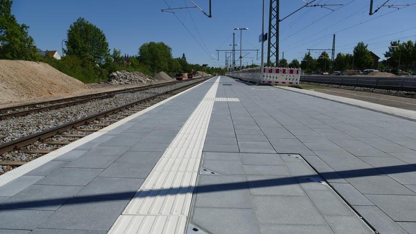 Endlich: Der Pleinfelder Bahnhof wird barrierefrei. Die Bahn baut bereits seit Monaten mit großem Aufwand. In Weißenburg und Gunzenhausen sieht man mit Neid auf den Ausbau. In den beiden Städten muss man weiter ohne Barrierefreiheit auskommen. Man hofft aber, in naher Zukunft nachziehen zu können.