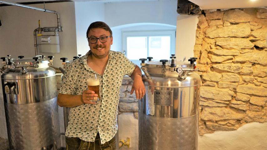 Und auch Weißenburg hat ein neues Bier: Christopher Pröls hat im Keller seines Wohnhauses ein neues Weißenburger Bier auf dem Weg gebracht, das unter anderem im Schwarzen Bären ausgeschenkt wird.