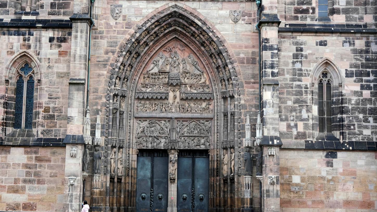 Die Lorenzkirche will Besucher künftig an ihrem Hauptportal begrüßen. Doch die geplante Öffnung zieht etliche Maßnahmen im Inneren nach sich.