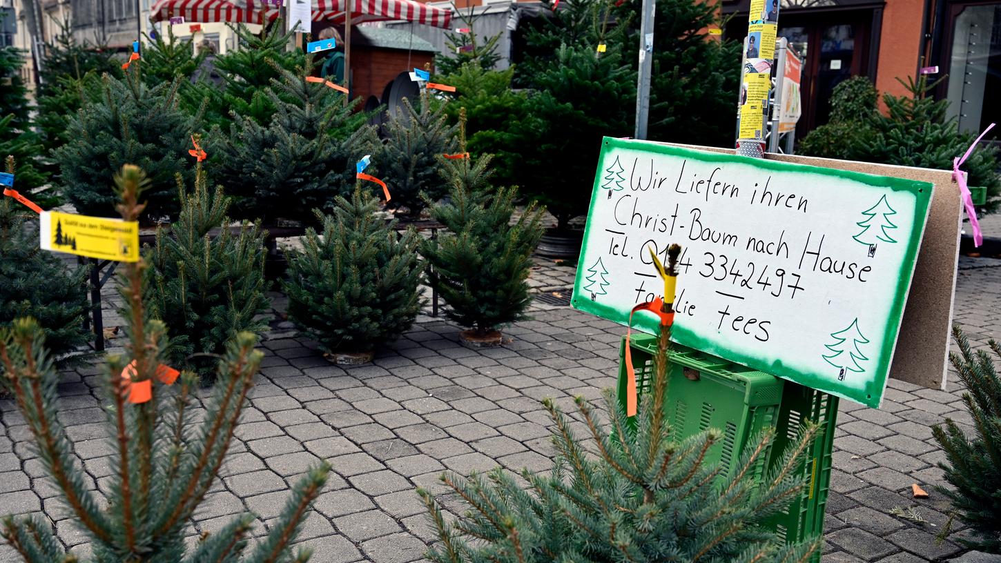 Der 2. Corona Shutdown zieht sich über Weihnachten und Neujahr, die Einzelhandelsgeschäfte sind geschlossen, aber Weihnachtssbäume werden verkauft und die Marktstände sind vom Verbot nicht betroffen.