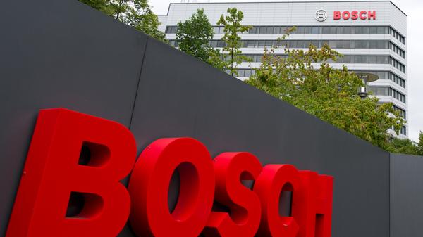 Wie alle anderen Automobilzulieferer in der Region litt auch Bosch unter den temporären Zusammenbrüchen von Lieferketten während des Lockdowns, außerdem macht der Strukturwandel der Branche den Unternehmen zu schaffen. Bosch beschäftigt in Mittelfranken 5000 Mitarbeiter, im Vorjahr waren es 1000 mehr.