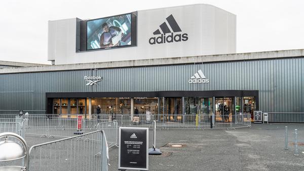 Schuhe, Shirts, Sportausrüstung, Lizenzprodukte: Der Herzogenauracher Sportartikler Adidas beschäftigt in der Region 6300 von weltweit 60.000 Mitarbeitern. Das sind 100 weniger als im Vorjahr.
