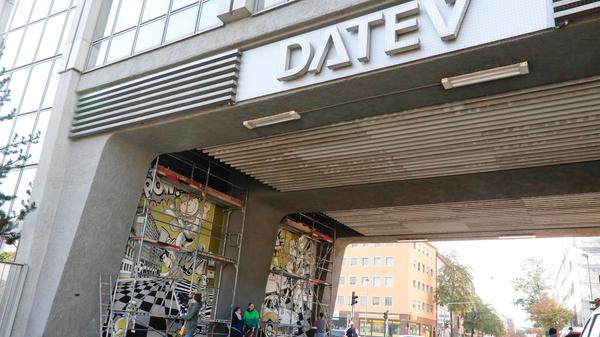 Für den Nürnberger IT-Dienstleister Datev, der sich auf Steuerberater und Wirtschaftsprüfer spezialisiert hat, arbeiten in Nürnberg 7264 Menschen.