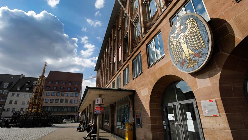 Der öffentliche Sektor ist ein wichtiger Pfeiler der hiesigen Wirtschaft. Die Stadt Nürnberg beschäftigt inklusive Beamtenanwärtern und Azubis 12.221 Mitarbeiter.