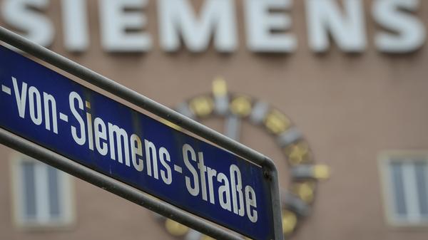 Siemens belegt in unserem Ranking der 30 größten Arbeitgeber der Region abermals Platz 1. Und das, obwohl Ende September 2020 die Abspaltung von Siemens Energy erfolgte, der letzte Clou des scheidenden Firmenchefs Joe Kaeser. Auch ohne die Energiesparte bringt es der Siemenskonzern in Mittelfranken noch auf 29.000 Mitarbeiter. Allen Personalstreichungen zum Trotz.