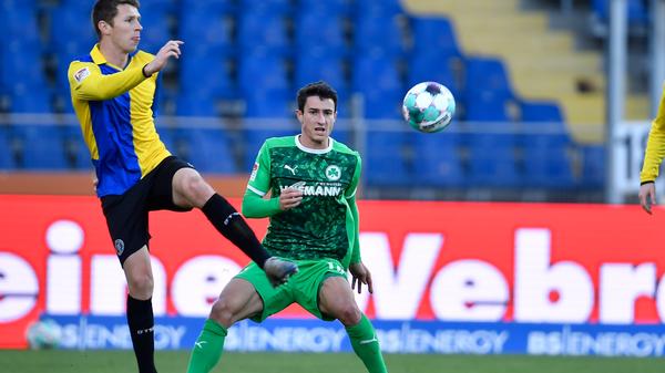 Trainer Stefan Leitl gewährte dem rechten Außenverteidiger zunächst eine Verschnaufpause auf der Bank. Als Einwechselspieler legte Meyerhöfer Robin Kehr in der Nachspielzeit dessen ersten Treffer in der zweiten Liga auf.