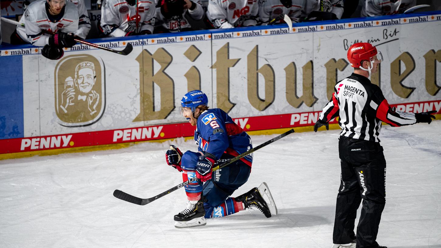 Wenn selbst Defensivverteidiger treffen: Björn Krupp feiert sich und sein 3:0 vor der Bank der Nürnberg Ice Tigers. 