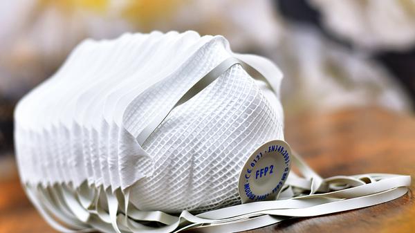 Menschen über 60 und besonders gefährdete Menschengruppen können seit dieser Woche drei kostenlose FFP2 Masken in der Apotheke abholen.