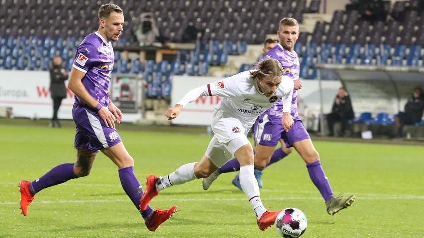 Jetzt wieder Fußball! Vor dem Duell mit dem VfL Osnabrück spricht nicht viel für den Club: Während die Gäste aus der Noris in den Spielen zuvor fünf Führungen verspielt haben und auf Platz 16 rangierten, grüßen bis dato ungeschlagene Lila-Weiße von Rang zwei. Kerk ist das Thema, der Club gewinnt. Und wie! Auffällig aufmerksam und aggressiv, torhungrig und temporeich, spielerisch stark präsentiert sich der FCN an der Bremer Brücke und fährt mit einem wunderbaren 4:1-Auswärtssieg zurück in die fränkische Heimat.