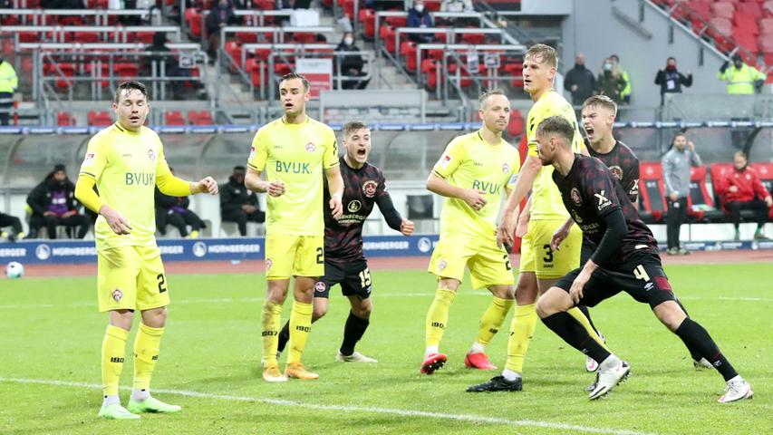 "Honningkader" heißt auf dänisch übrigens "Lebkuchen". Erwähnt wird es an dieser Stelle, weil der aufgerückte FCN-Däne Asger Sörensen gegen Würzburg in den Sondertrikots, die der Nürnberger Spezialität gewidmet sind, in der Nachspielzeit Nürnbergs Siegtreffer erzielt. Der formstarke Verteidiger sorgt damit dafür, dass der Club zum zweiten Mal in diesem Jahr eine Mini-Siegesserie von zwei Erfolgen am Stück aufstellt. Ganz nebenbei besiegt der Club auch nach dem 0:2 im weiß-goldenen Sternedress im Vorjahres-Duell gegen Wiesbaden den vermeintlichen Fluch des Weihnachtstrikots. Mahlzeit!