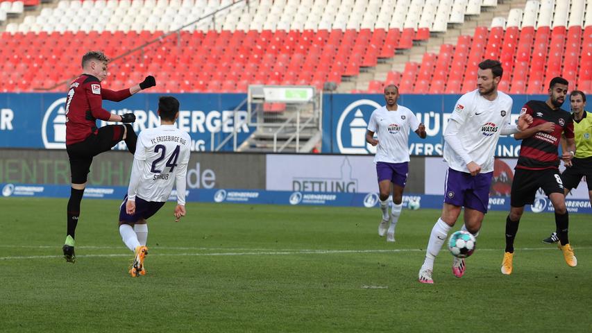 Versöhnlicher Jahresabschluss: Der 1. FCN gewinnt gegen Erzgebirge Aue 1:0. Robin Hack erzielt den einzigen Treffer.