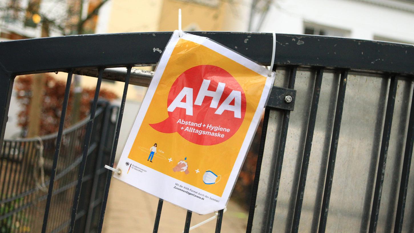 In Corona-Zeiten steht die AHA-Formel im Mittelpunkt: Wer Abstand hält, Hygiene beachtet und im Alltag eine Maske trägt, kann auch gefahrlos demonstrieren. In Corona-Zeiten steht die AHA-Formel im Mittelpunkt: Wer Abstand hält, Hygiene beachtet und im Alltag eine Maske trägt, kann auch gefahrlos demonstrieren.