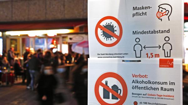 Genauer Plan dazu, unter welchen Bedingungen es während der COVID-19-Pandemie zu erneuten Einschränkungen im öffentlichen und privaten Leben kommt.