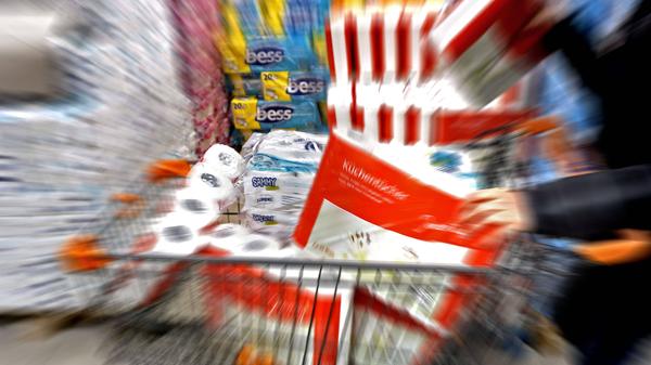 Person, die einen unnötig großen Vorrat an Toilettenpapier (während der COVID-19-Pandemie) anlegt