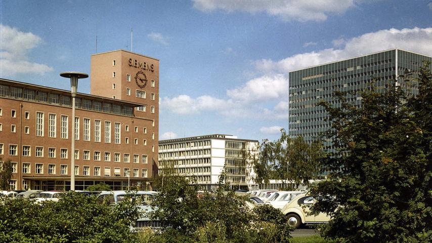 1962 machte Siemens Schlagzeilen, als gegenüber dem Himbeerpalast der Glaspalast gebaut wurde, der mit 60 Metern das damals höchste Bürohaus Bayerns darstellte.