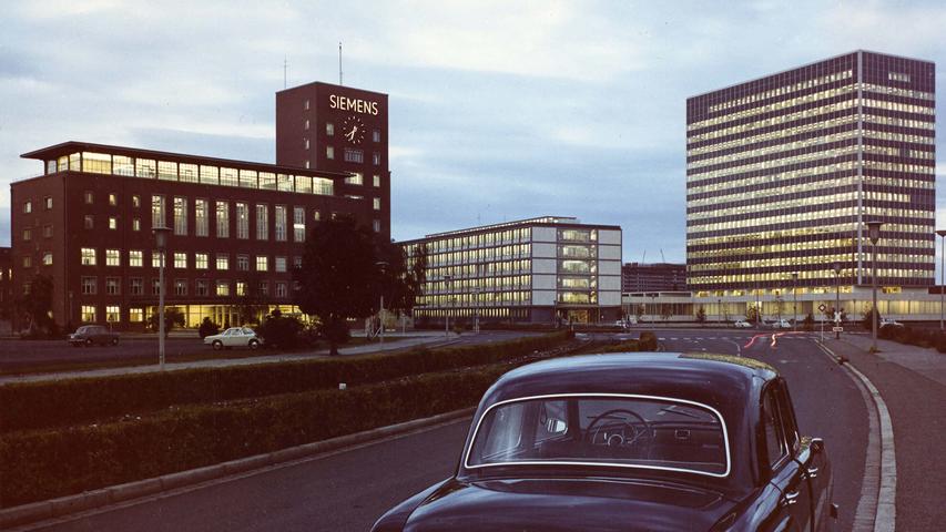 1962 machte Siemens Schlagzeilen, als gegenüber dem Himbeerpalast der Glaspalast gebaut wurde, der mit 60 Metern das damals höchste Bürohaus Bayerns darstellte.

