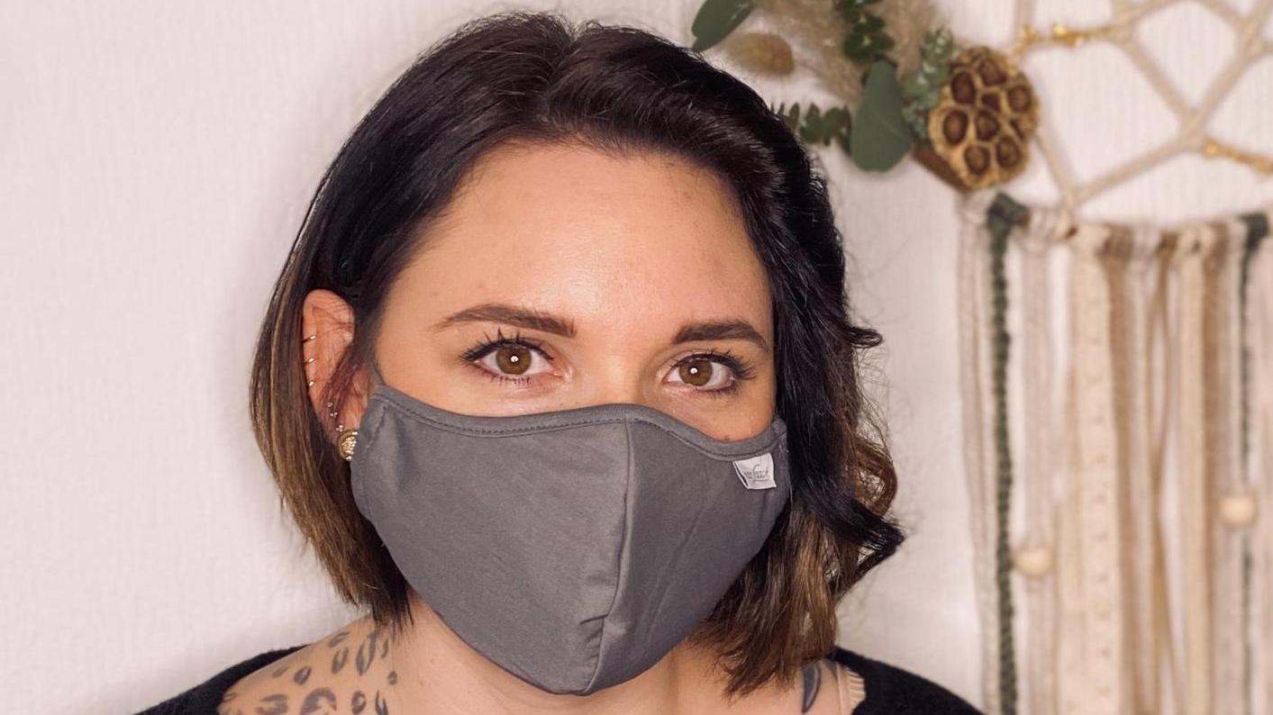 Jennifer Grund demonstriert ihr Make-Up mit Maske, ihr Studio ist aufgrund der Corona-Pandemie derzeit geschlossen.