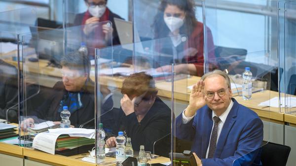 Mit Wänden aus transparentem Material abgetrennte Kabine, in der eine Person z.B. vor einem Angriff oder einer Infektion durch Viren geschützt ist.