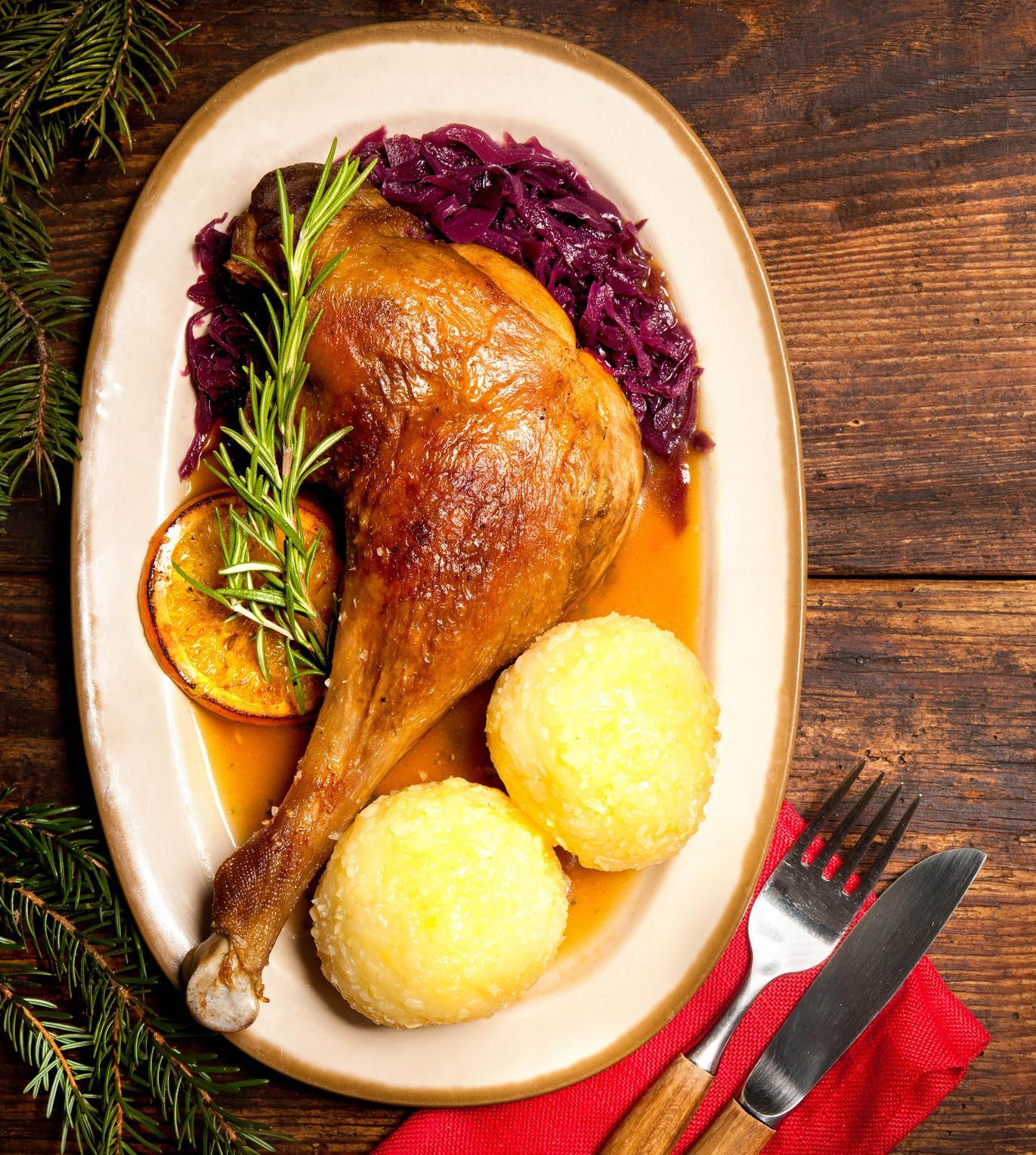 Der Klassiker: Ein Gänsebraten mit Blaukraut und Kartoffelknödeln