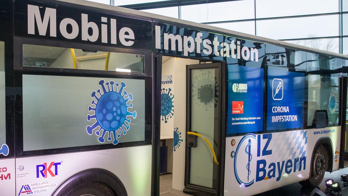 Eine "Mobile Impfstation" auf dem Nürnberger Messegelände. Nicht nur ein ungewöhnliches Gefährt, auch die Bezeichnung zählt zu jenen plötzlich jedem geläufigen Formulierungen, die sich seit Corona wie selbstverständlich in unserer Sprache ausbreiten.
Eine "Mobile Impfstation" auf dem Nürnberger Messegelände. Nicht nur ein ungewöhnliches Gefährt, auch die Bezeichnung zählt zu jenen plötzlich jedem geläufigen Formulierungen, die sich seit Corona wie selbstverständlich in unserer Sprache ausbreiten.