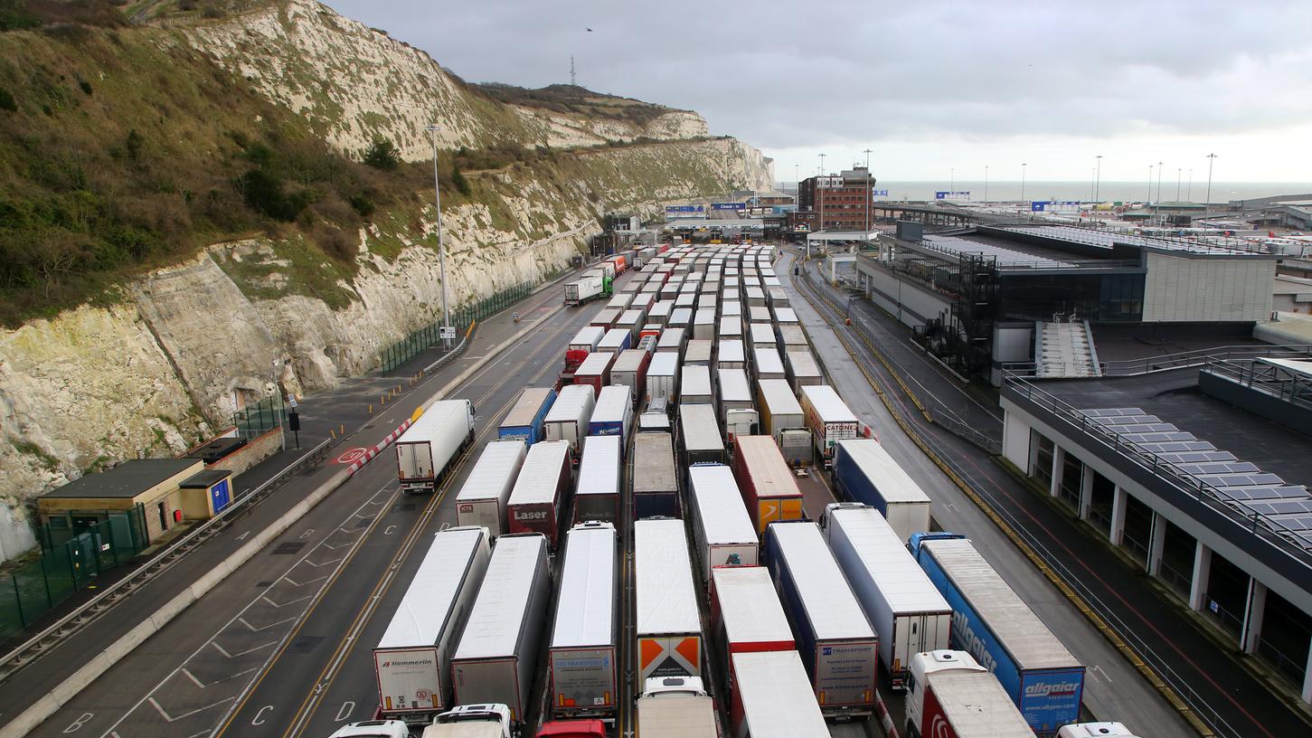 An den britischen Häfen stauen sich schon seit Wochen die Lkws mit Containern. Viele Unternehmen versuchen, vor Ablauf der Brexit-Übergangsphase am 31. Dezember ihre Lagerbestände aufzufüllen. 