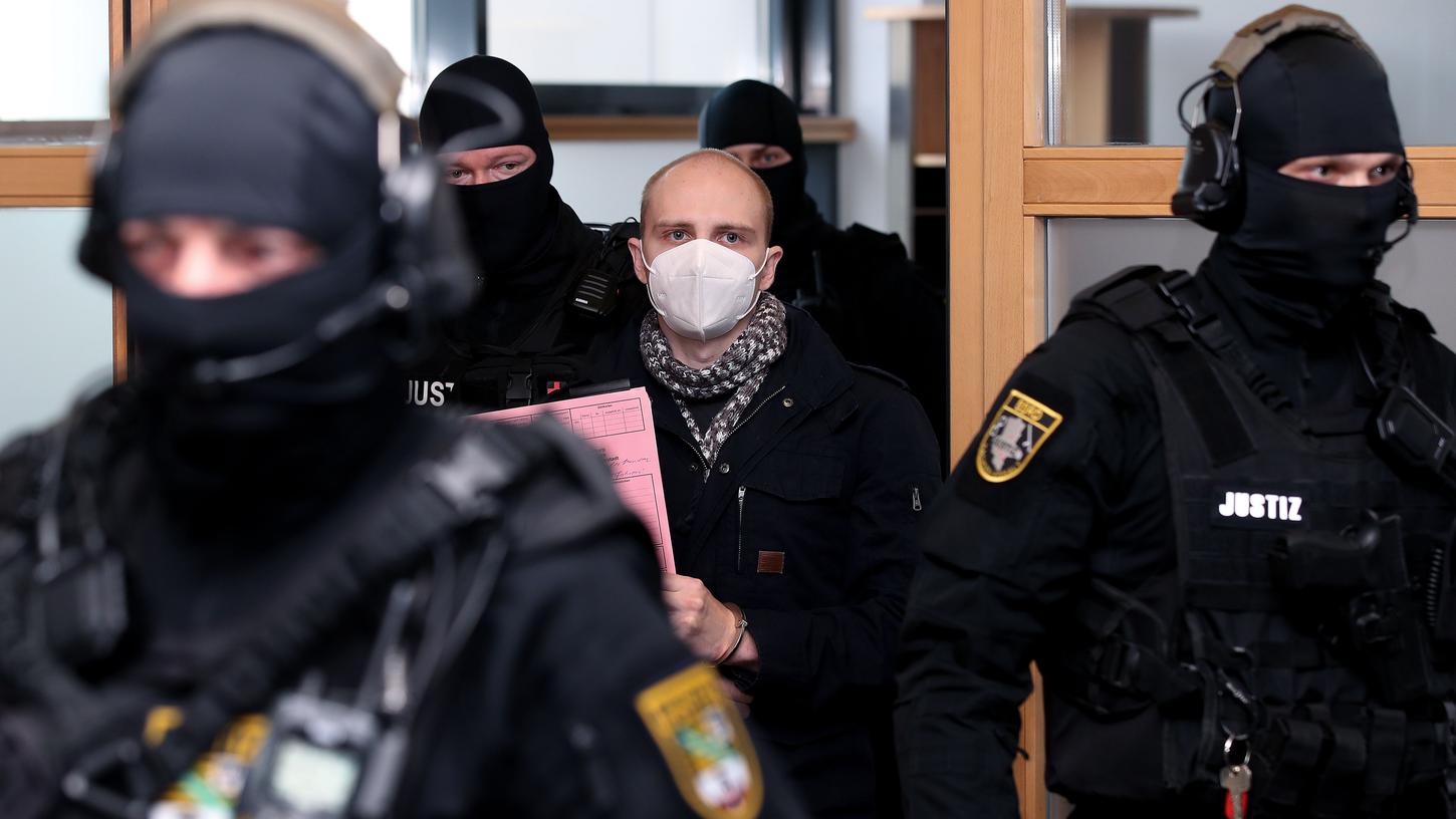 Stephan B. (Bildmitte) wurde im Gerichtssaal in Naumburg zu lebenslanger Haft verurteilt.