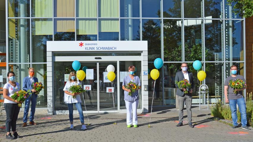 Groß ist der Beifall für die „Helden des Alltags“: OB Peter Reiß bedankt sich stellvertretend beim Team der Klinik für dessen Einsatz in der Corona-Pandemie. Auch in Schwabach werden Covid-19-Fälle betreut. 