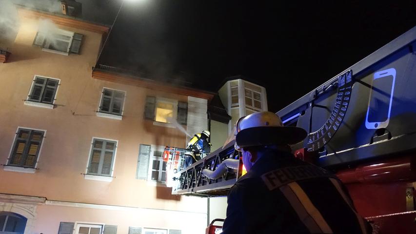 Bei einem Wohnungsbrand in der Hördlertorstraße kann ein Mann gerade noch von der Feuerwehr gerettet werden. Er kommt mit einer Rauchvergiftung ins Krankenhaus. Laut Polizei war der Mann mit einer brennenden Zigarette eingeschlafen und hat so den Brand ausgelöst.   